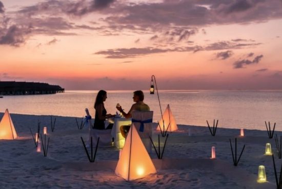 honeymoon-couples-at-maldives-800x600